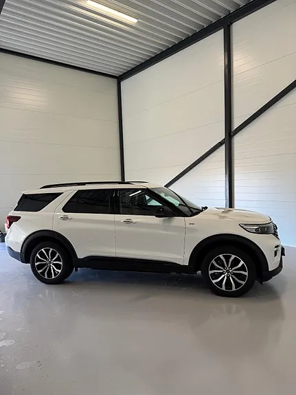 Ford Explorer 2023 photo 2