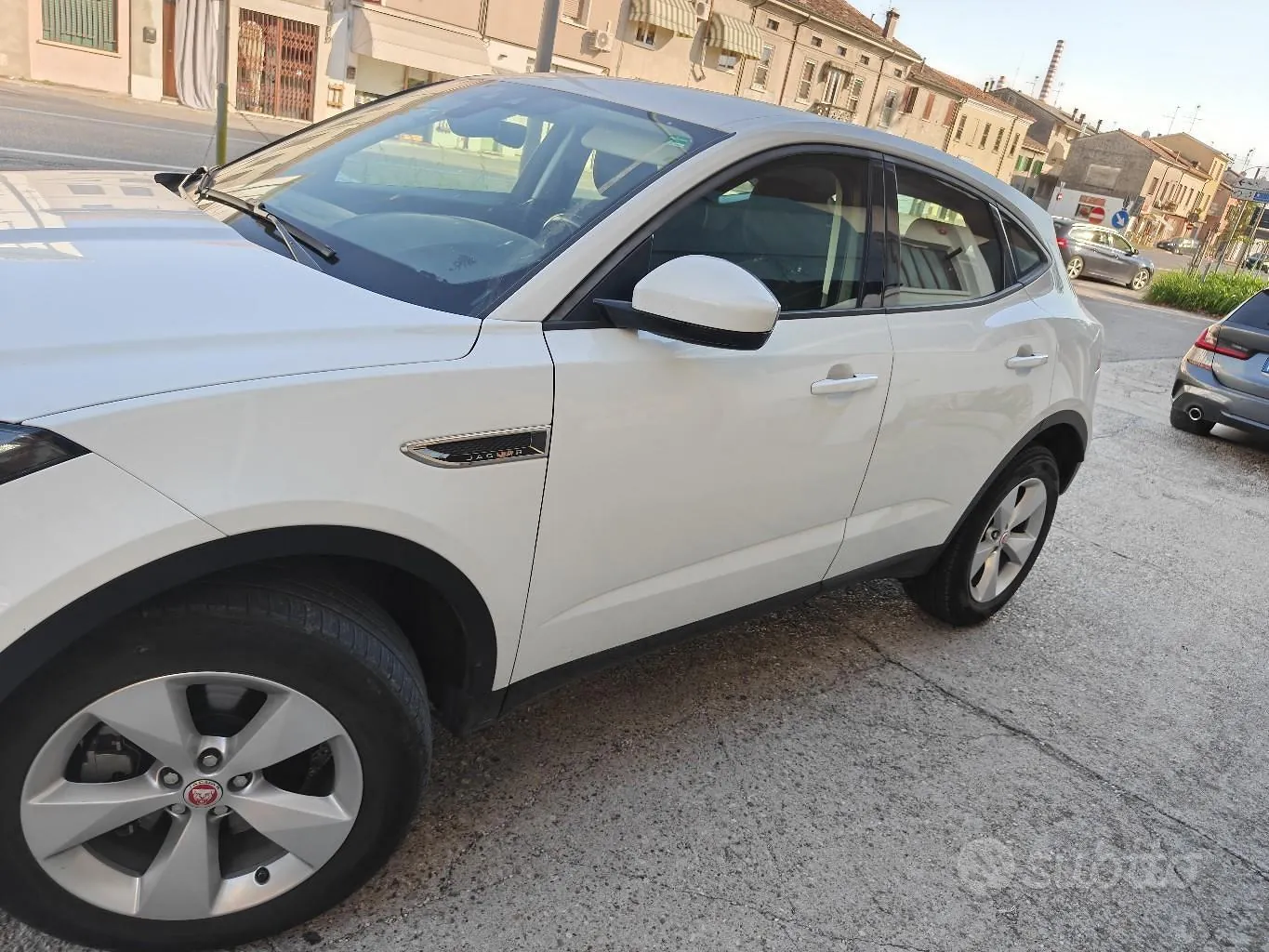 Jaguar E-Pace 2020 photo 2