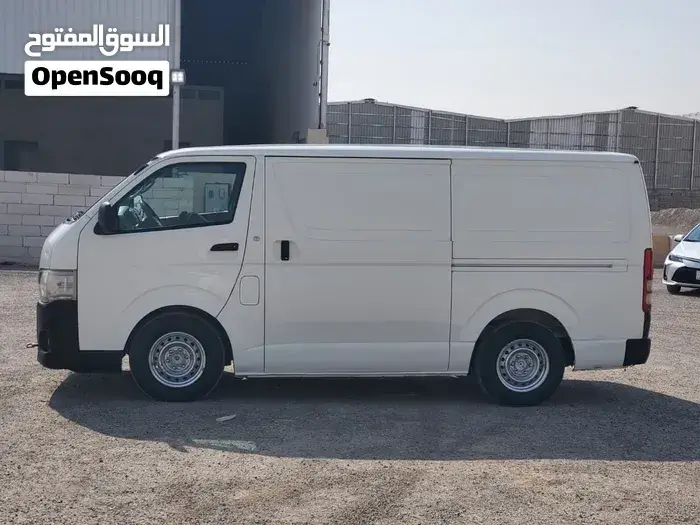 Toyota Hiace 2011 photo 4