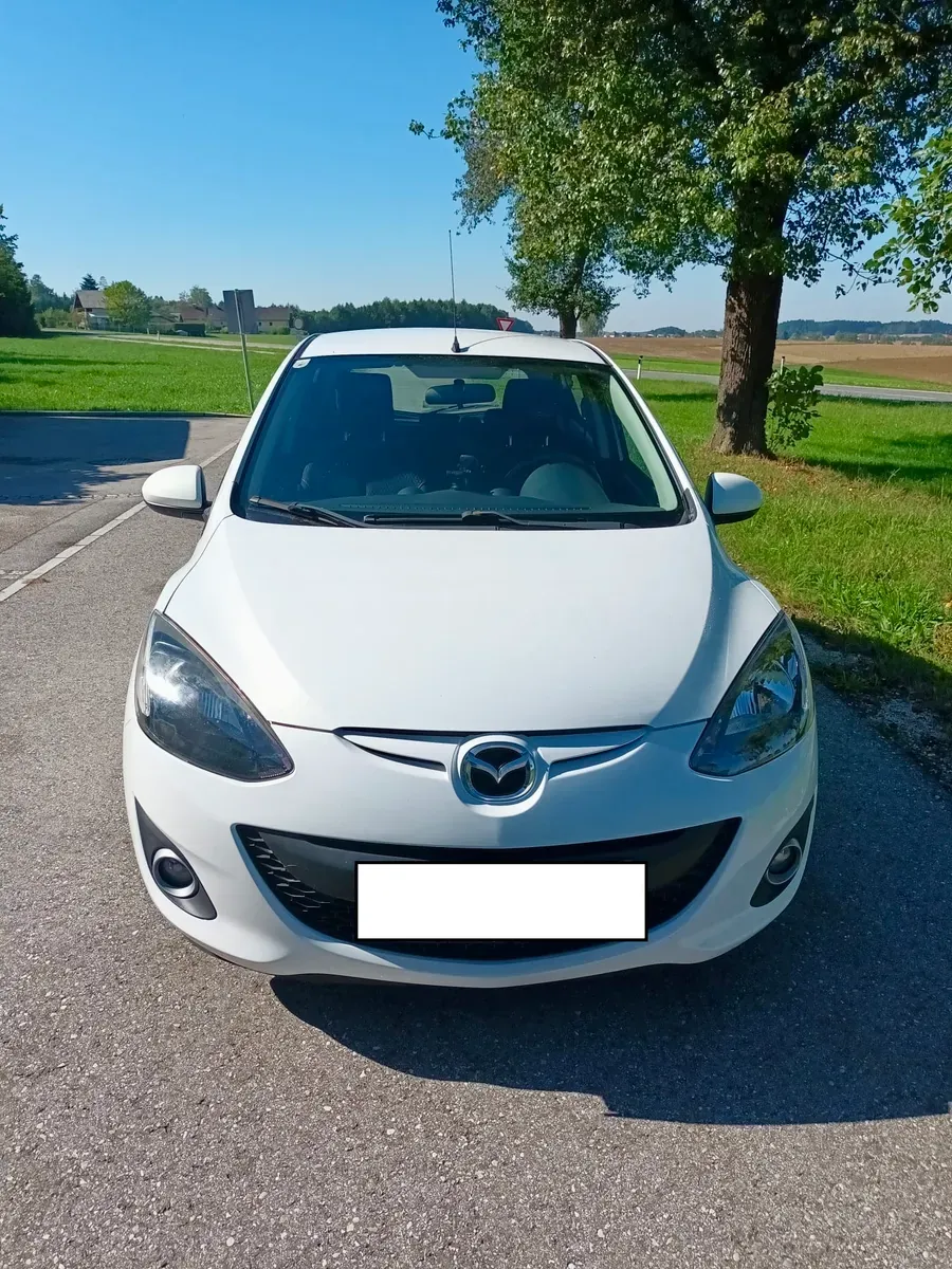 Mazda Mazda2 2013 photo 3