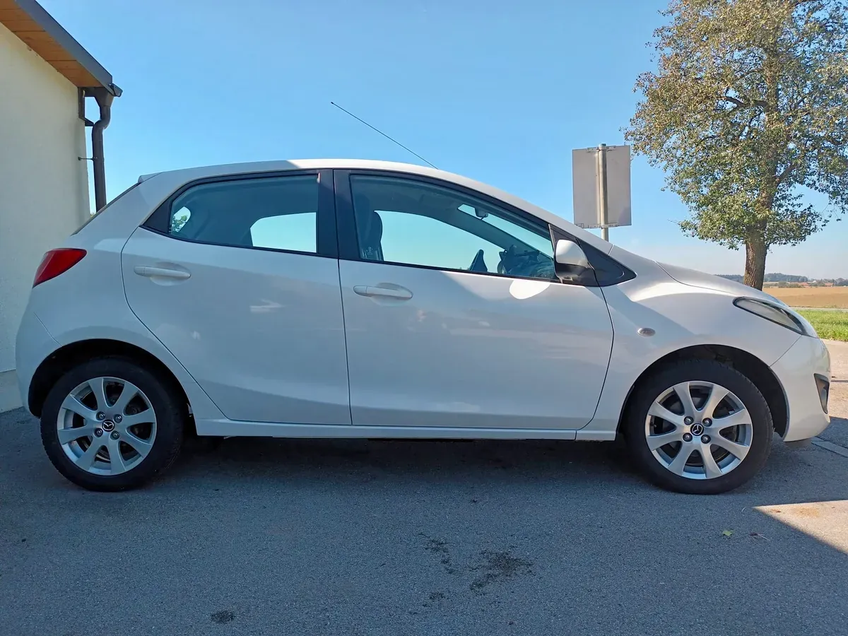 Mazda Mazda2 2013 photo 2