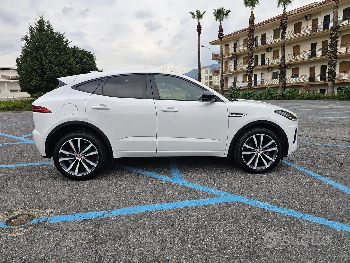 Jaguar E-Pace 2018 photo 3