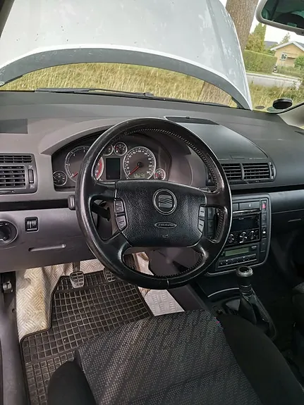 Seat Alhambra 2004 photo 2