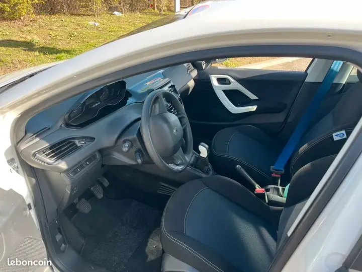 Peugeot 208 2015 photo 3