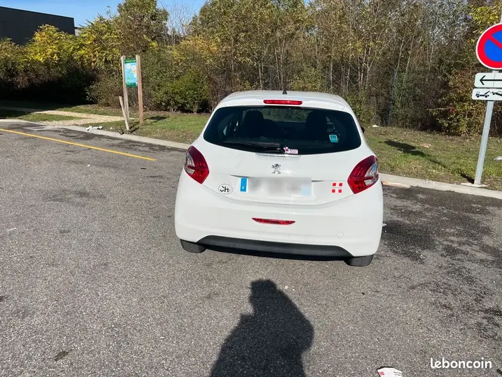 Peugeot 208 2015 photo 2