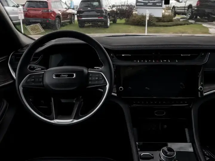 Jeep Grand Cherokee 2026 photo 3