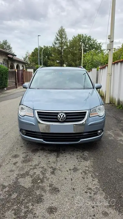 Volkswagen Touran 2009 photo 2