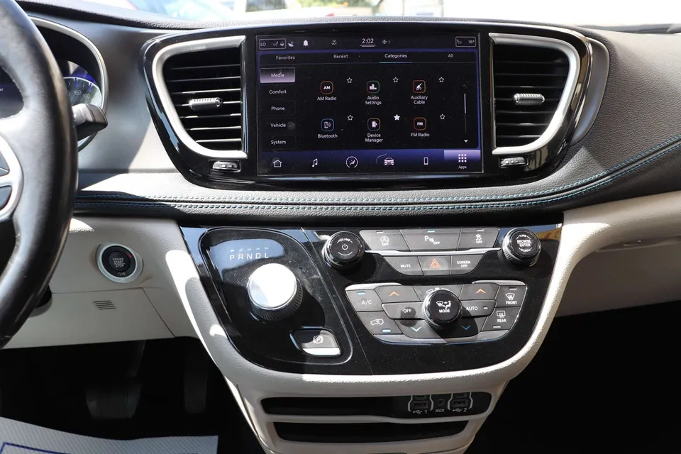 Chrysler Pacifica 2021 photo 2