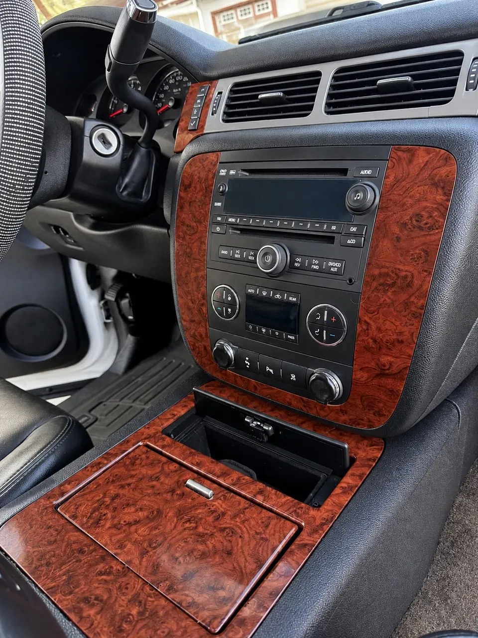 Chevrolet Suburban 2010 photo 4