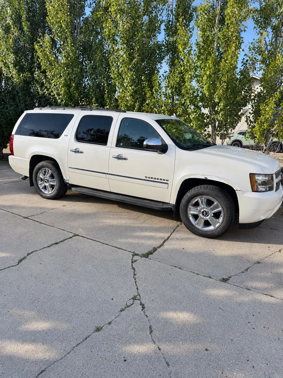 Chevrolet Suburban 2010 photo 2