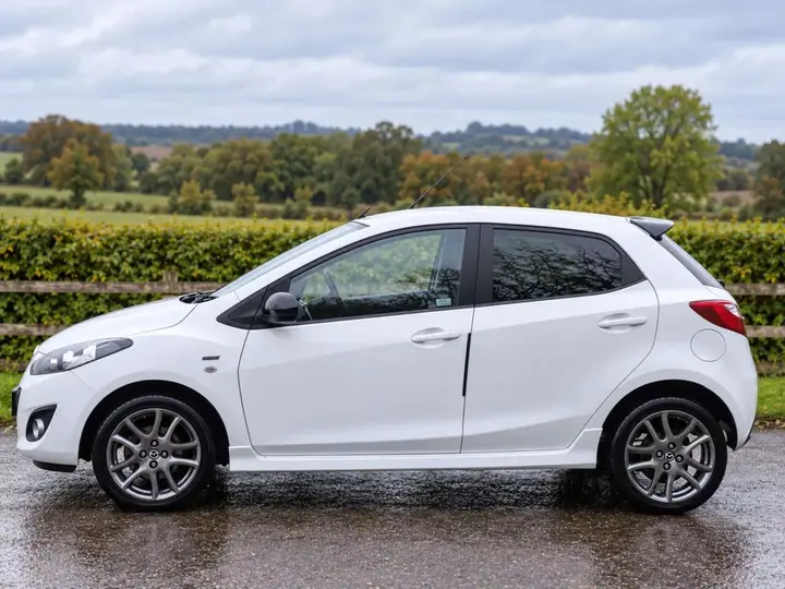 Mazda Mazda2 2014 photo 3
