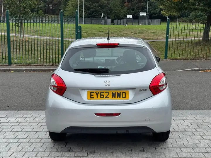 Peugeot 208 2012 photo 5