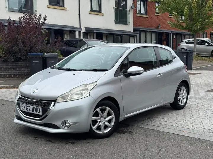 Peugeot 208 2012 photo 2