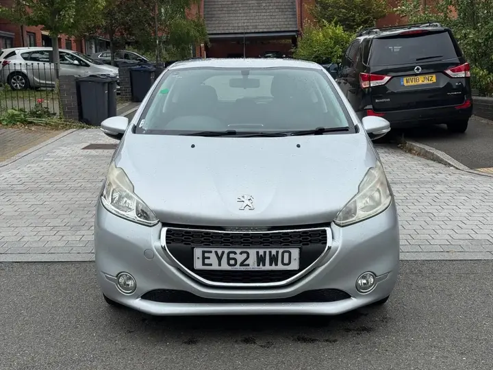 Peugeot 208 2012 photo 3