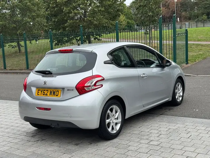 Peugeot 208 2012 photo 4
