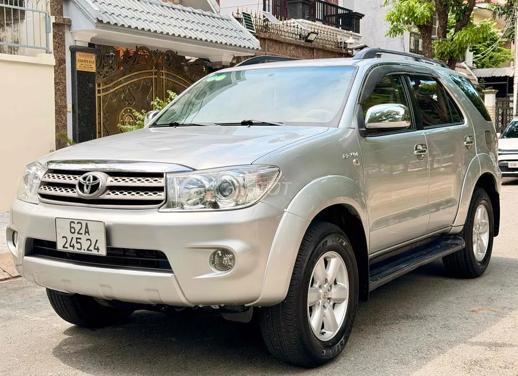 Toyota Fortuner 2011 photo 3