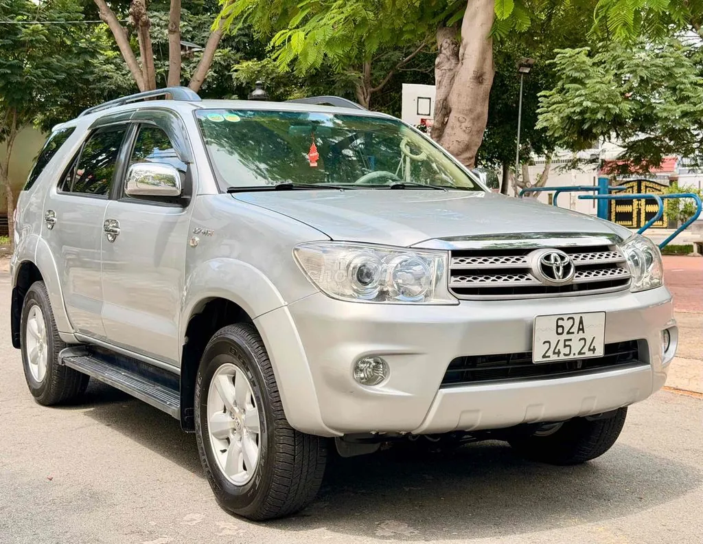 Toyota Fortuner 2011 photo 2