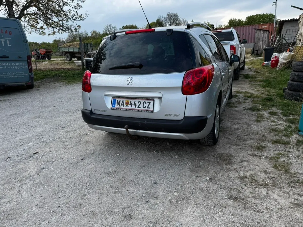 Peugeot 207 2011 photo 3