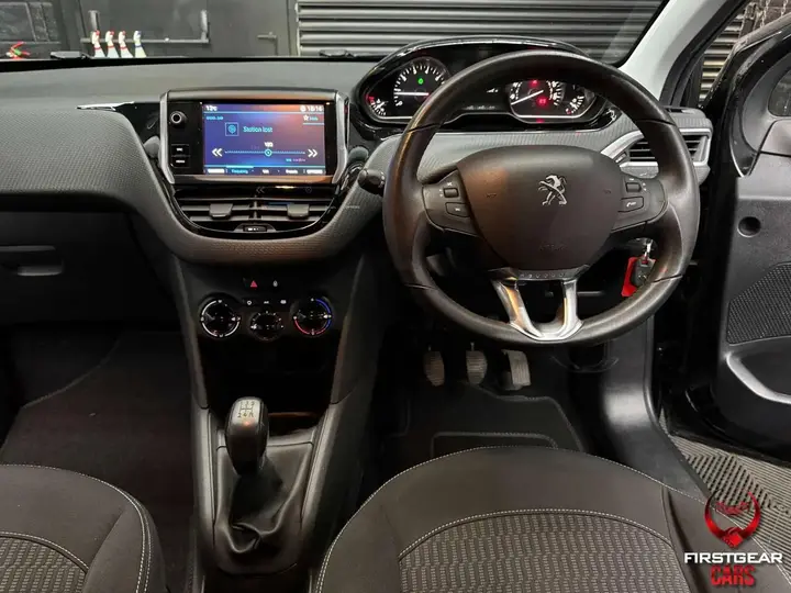 Peugeot 208 2017 photo 2