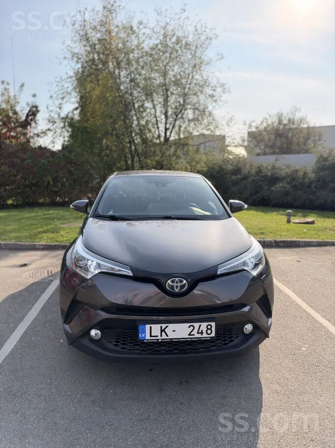 Toyota C-Hr 2018 photo 2