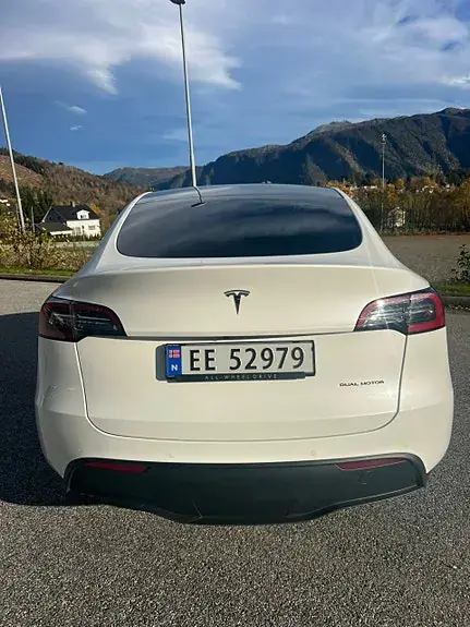 Tesla Model Y 2022 photo 2