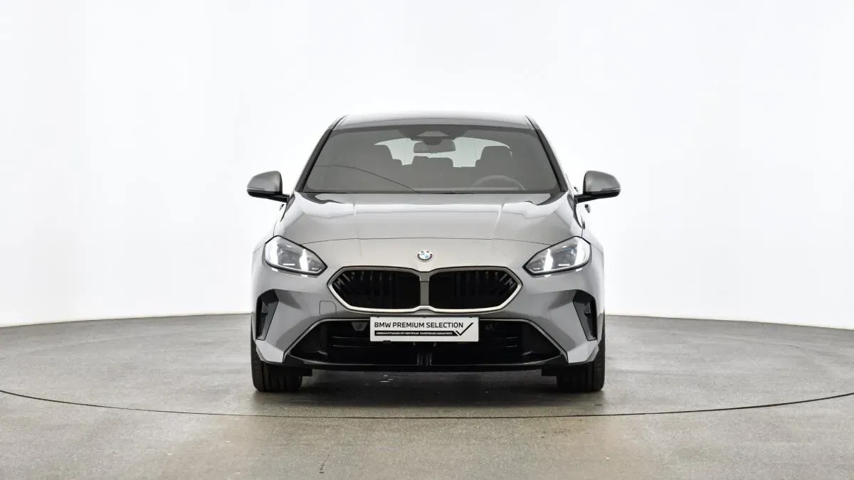 BMW 1 Series 2025 photo 2