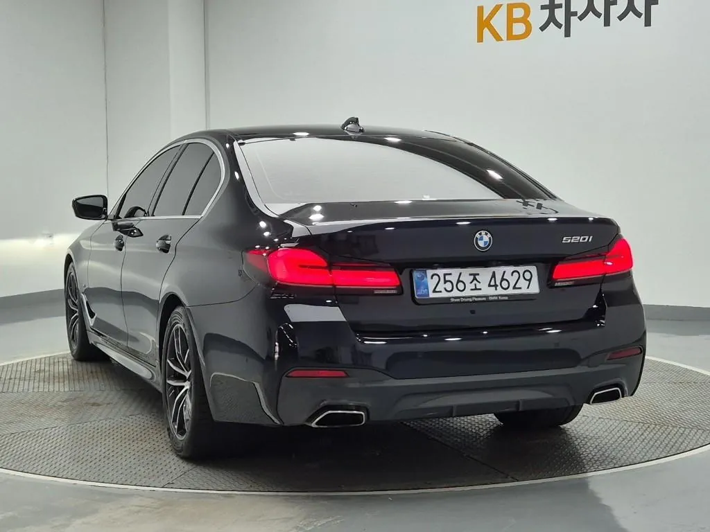 BMW 5 Series 2022 photo 2