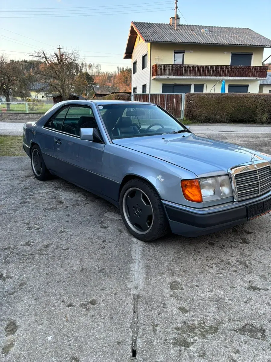 Mercedes-Benz E-Class 1989 photo 2