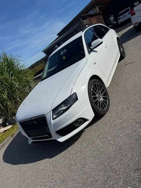 Audi A4 2011 photo 2