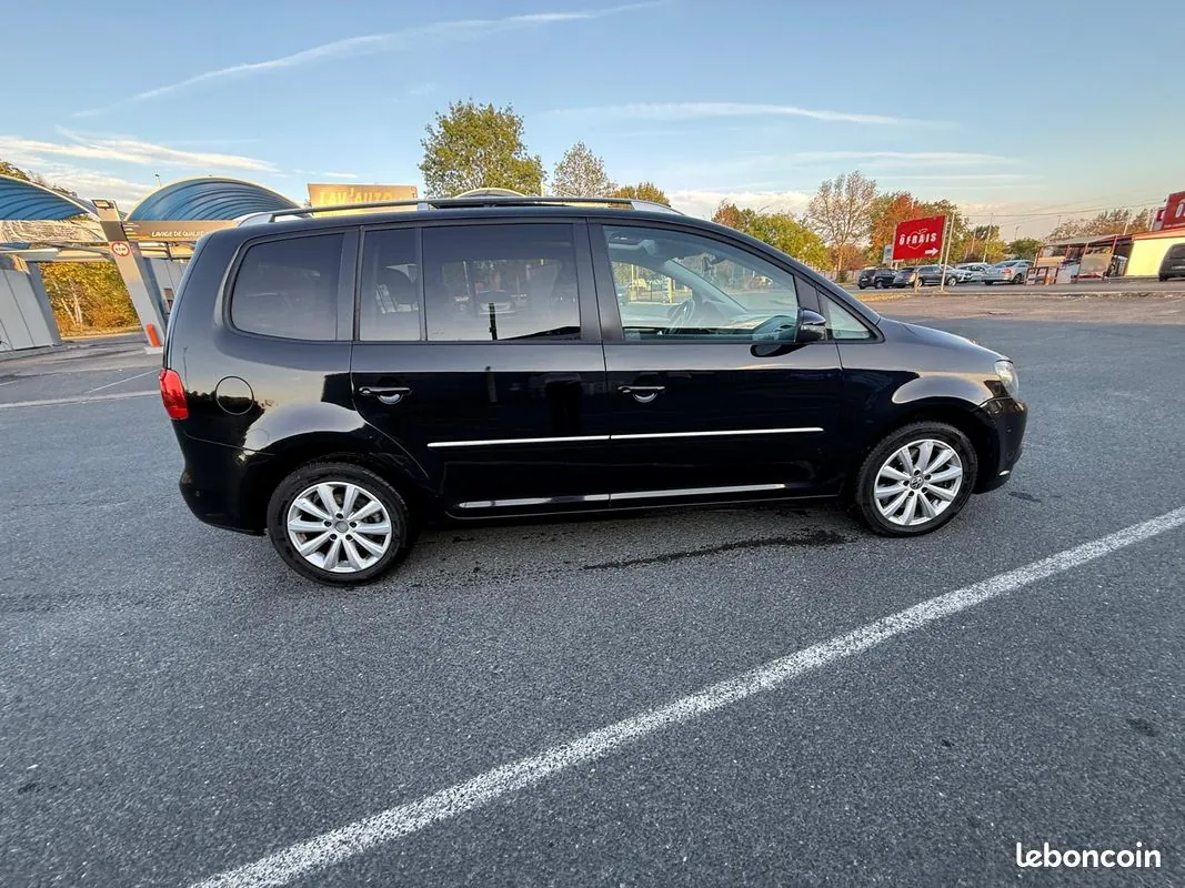 Volkswagen Touran 2012 photo 2