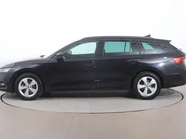 Skoda Octavia Combi 2023 photo 2