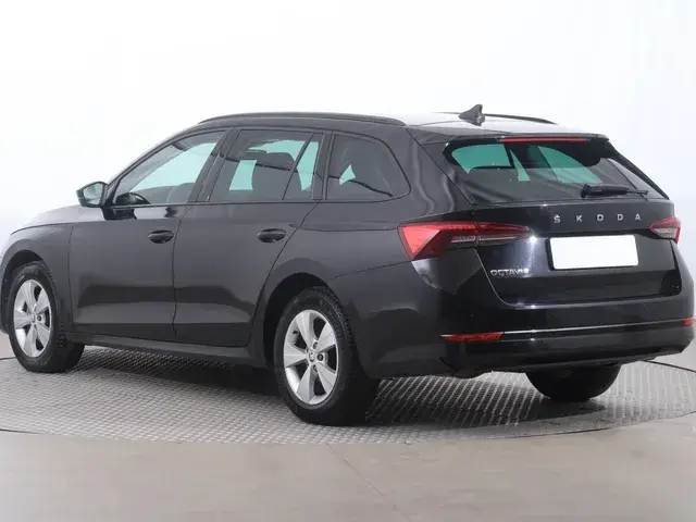 Skoda Octavia Combi 2023 photo 3