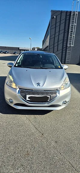 Peugeot 208 2012 photo 2