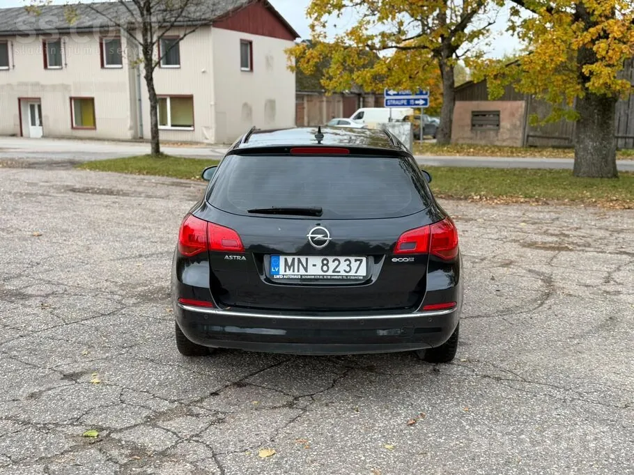 Opel Astra 2013 photo 3