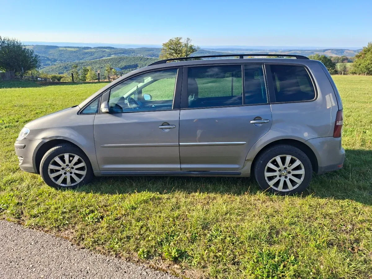 Volkswagen Touran 2008 photo 2