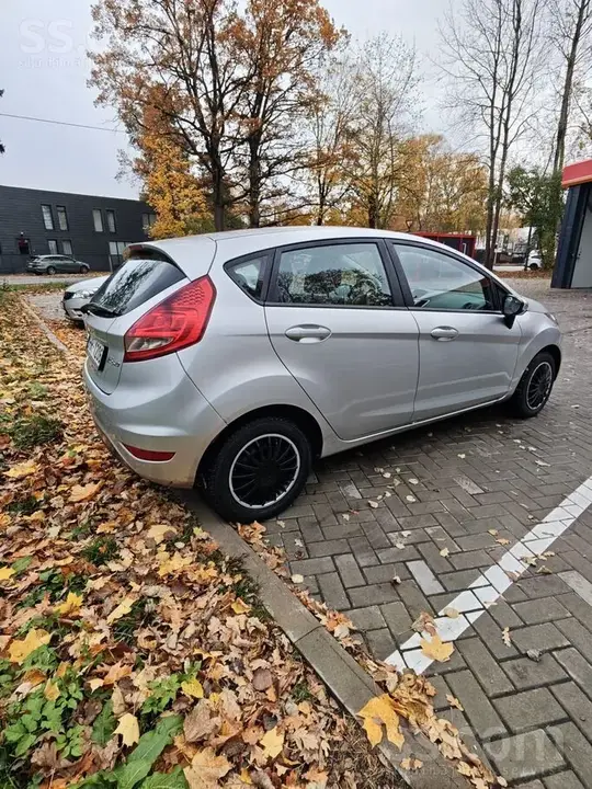 Ford Fiesta 2010 photo 2