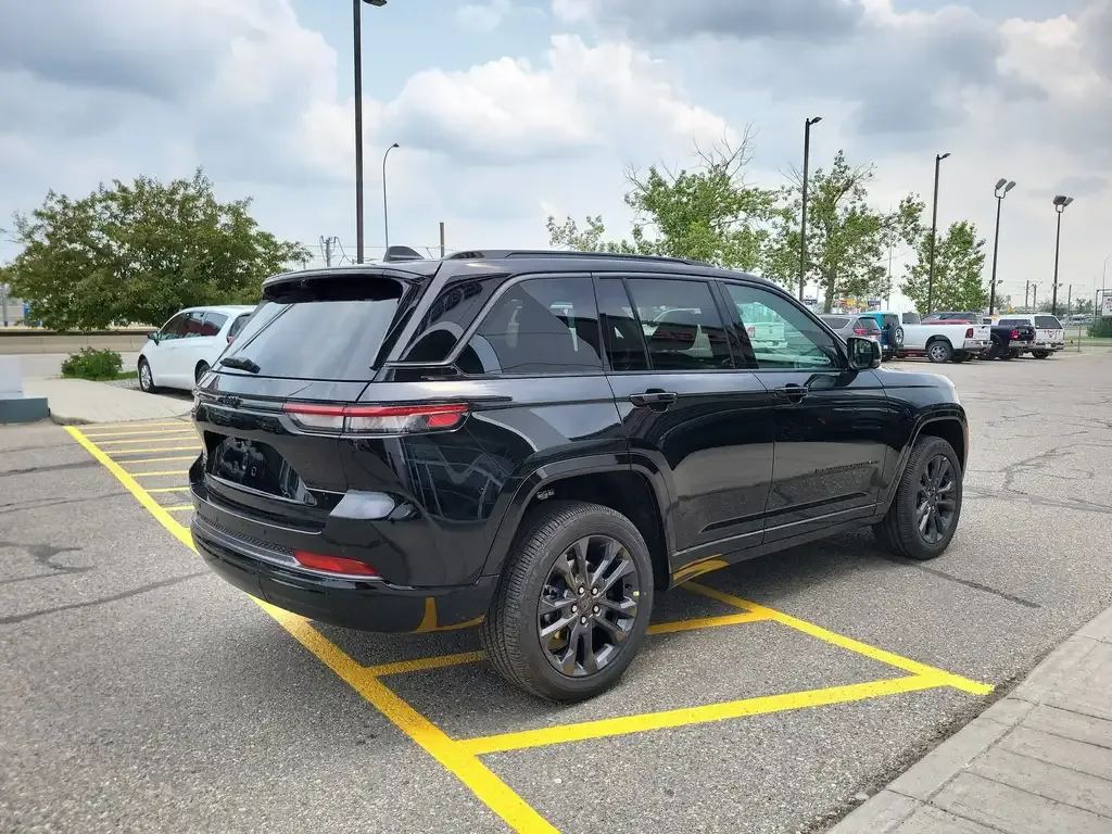 Jeep Grand Cherokee 2026 photo 4