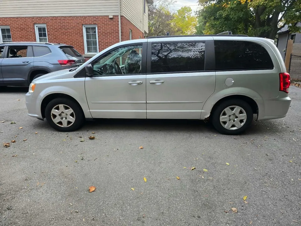 Dodge Caravan 2011 photo 2
