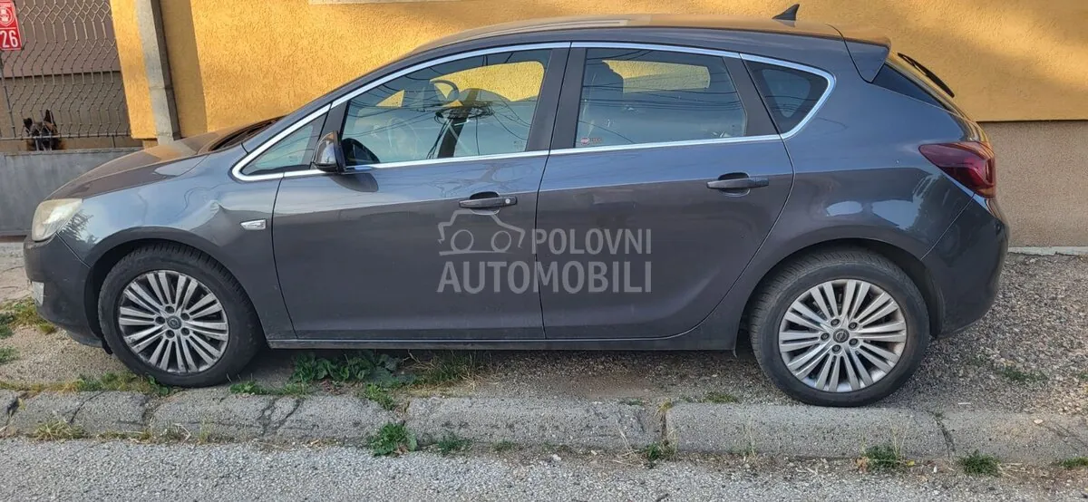 Opel Astra J 2011 photo 3