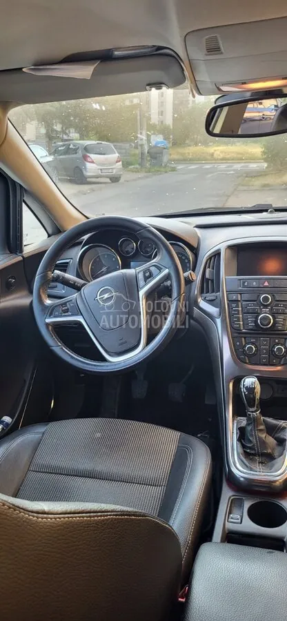 Opel Astra J 2011 photo 5