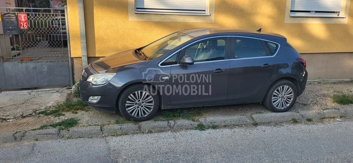 Opel Astra J 2011 photo 2