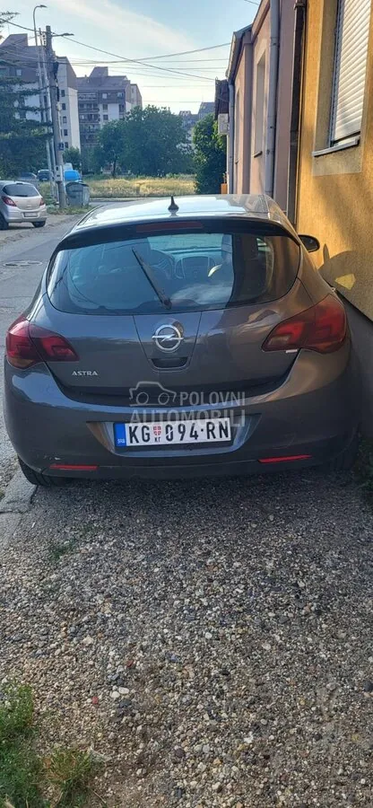 Opel Astra J 2011 photo 4