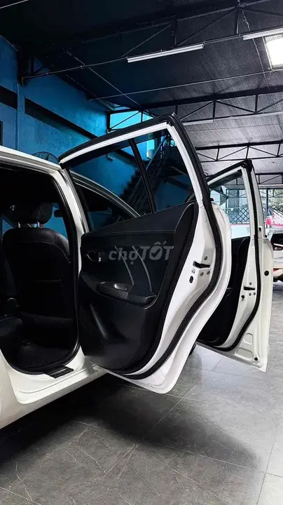 Toyota Yaris 2017 photo 2