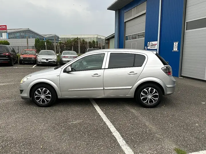 Opel Astra 2009 photo 3