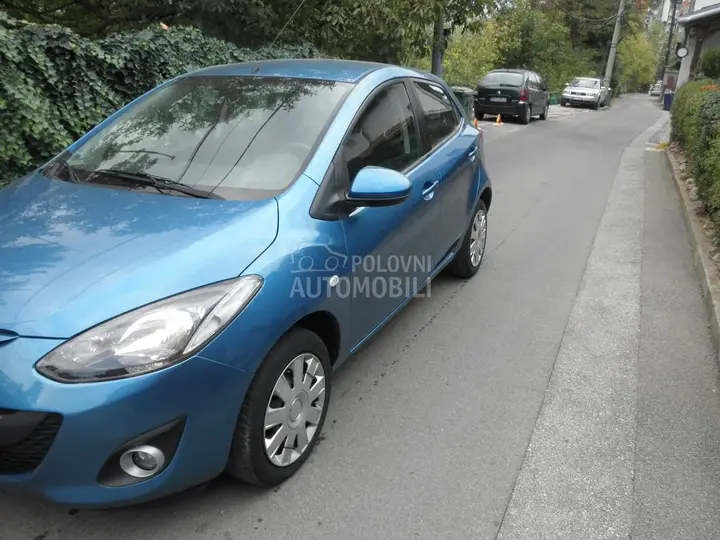 Mazda 2 2011 photo 2