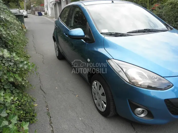 Mazda 2 2011 photo 3