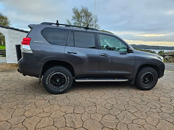 Toyota Land Cruiser 2012 photo 2