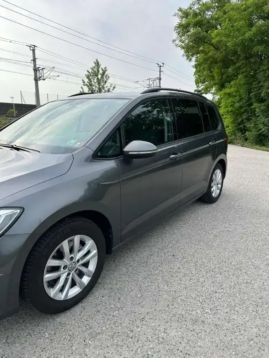 Volkswagen Touran 2017 photo 2