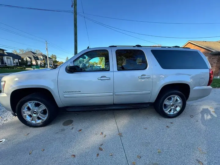 Chevrolet Suburban 2014 photo 2