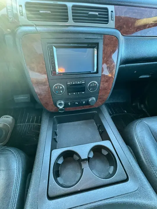 Chevrolet Suburban 2014 photo 4